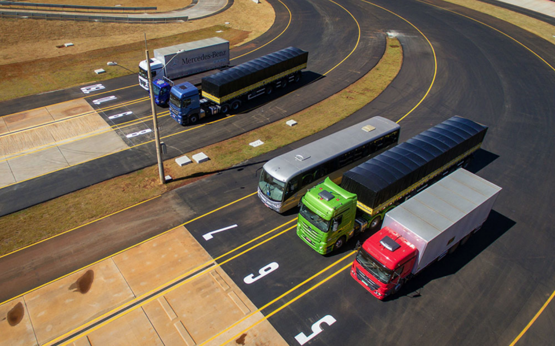 Mercedes-Benz inauguró en Brasil una avanzada pista de pruebas para camiones y buses
